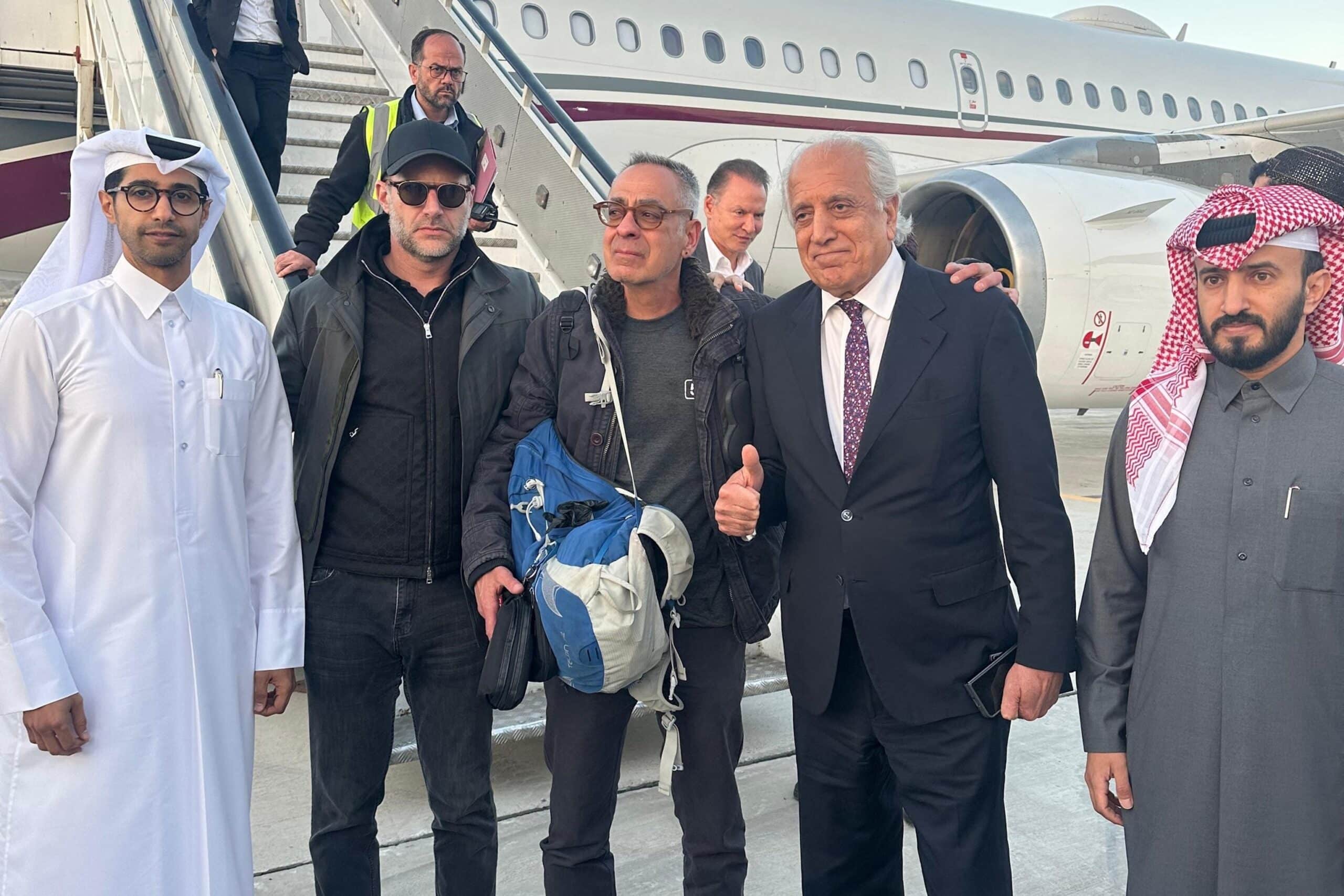 फोटो: कतर के विदेश मंत्रालय द्वारा जारी एक हैंडआउट तस्वीर में हमें नागरिक जॉर्ज ग्लीज़मैन (सी), 20 मार्च, 2025 को काबुल में एक तस्वीर के लिए प्रस्तुत किया गया है, जो कि दोहा के लिए उनके प्रस्थान से आगे है।