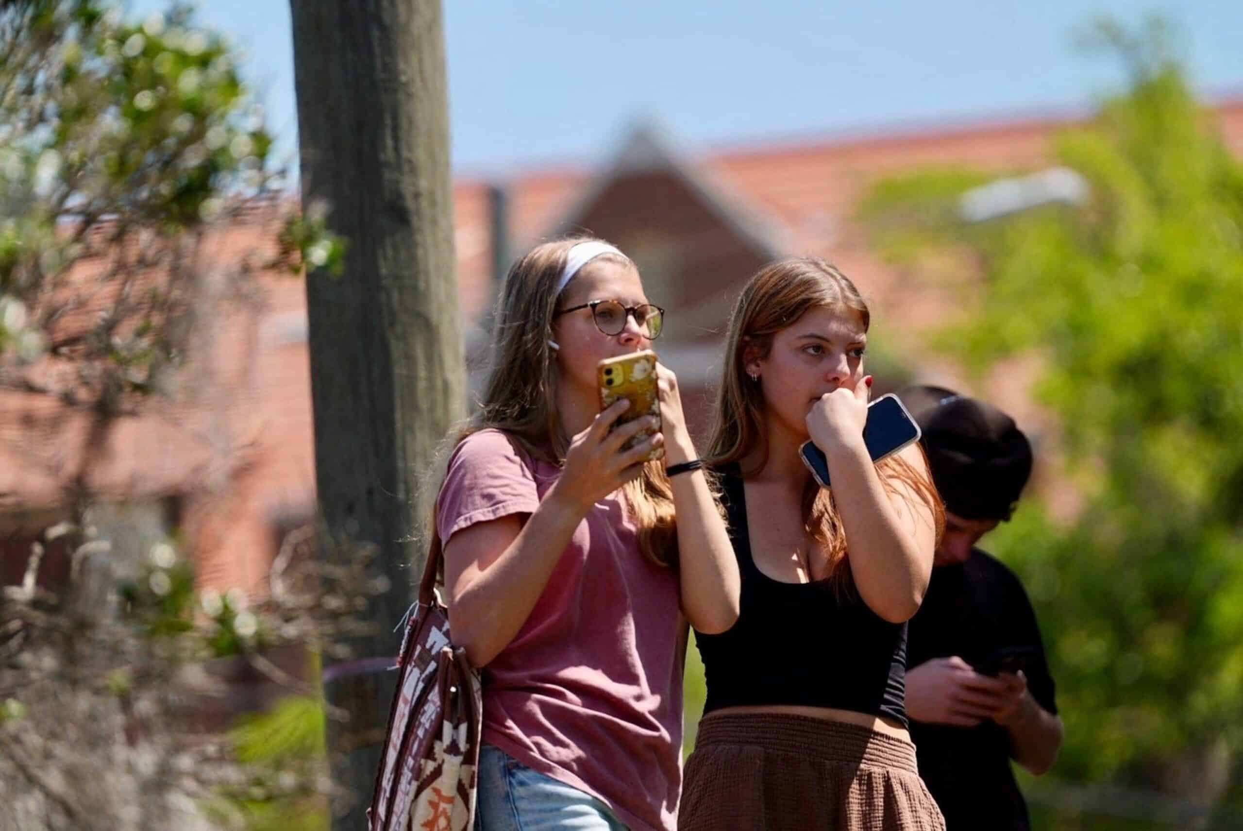 फोटो: तल्हासी, फ्लोरिडा में बड़े पैमाने पर शूटिंग