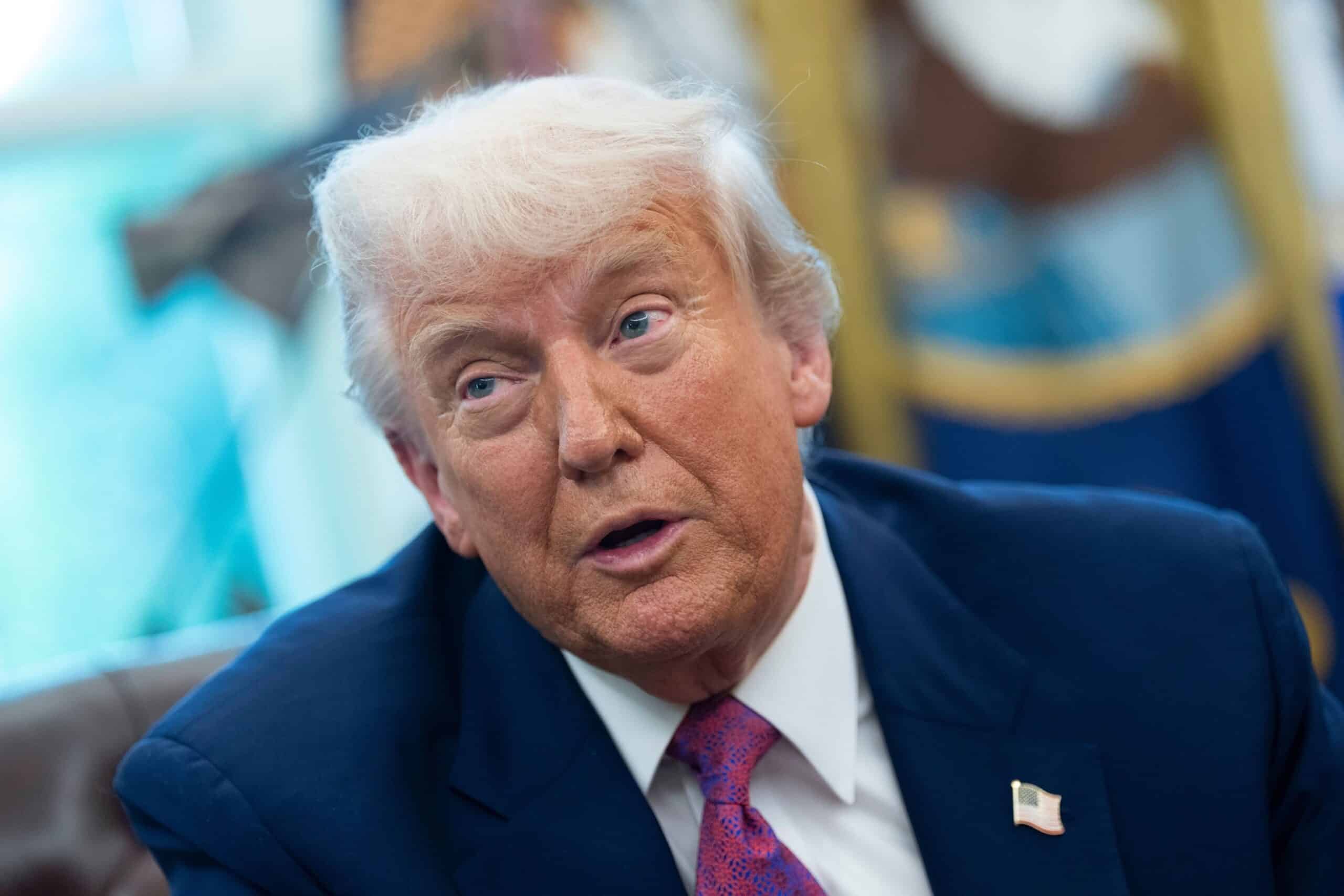 ट्रम्प ने अपने मेमे के सिक्के में शीर्ष निवेशकों के लिए गाला रखी है, क्योंकि कुछ आलोचकों ने पे-फॉर-प्ले के रूप में स्लैम इवेंट किया है