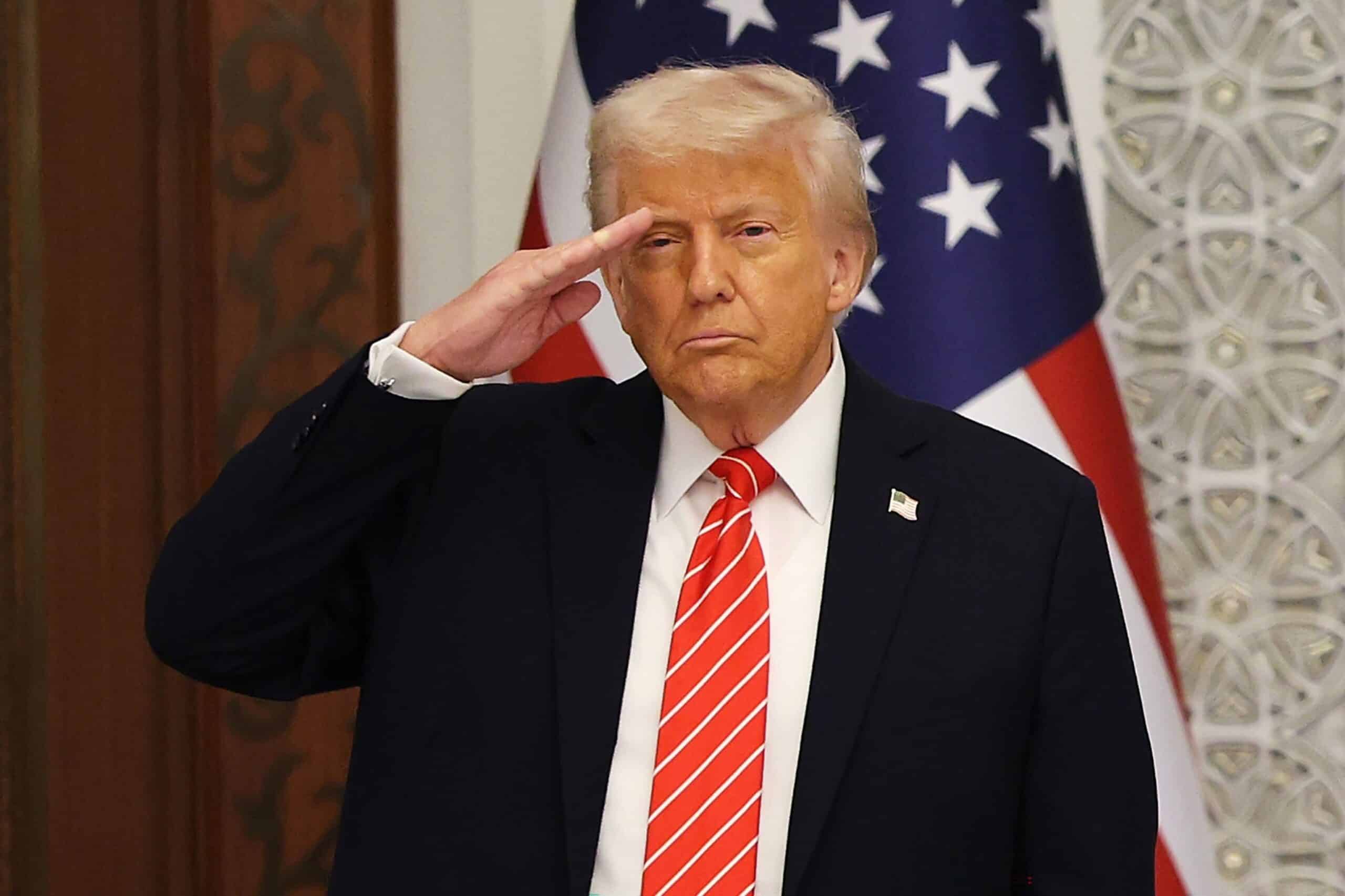 ट्रम्प वेस्ट प्वाइंट स्नातकों को संबोधित करने के लिए डीआई क्रैकडाउन