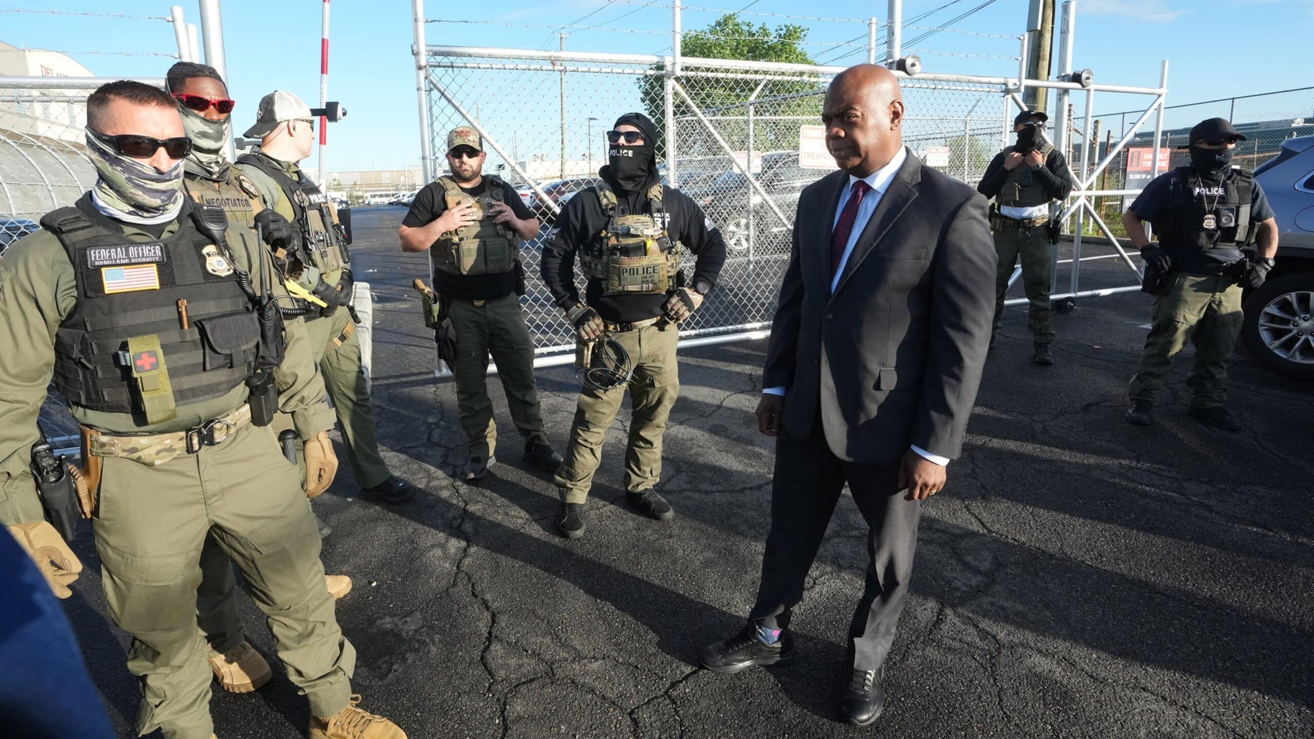 नेवार्क मेयर रास बाराका ने 'ओवरसाइट' का संचालन करने के लिए डेमोक्रेट्स में शामिल होने के दौरान बर्फ की सुविधा में गिरफ्तार किया।