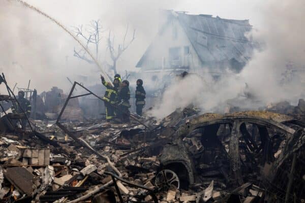 रूस ने यूक्रेन को बड़े पैमाने पर ड्रोन, मिसाइल बैराज के साथ कैदी एक्सचेंज के साथ मारा