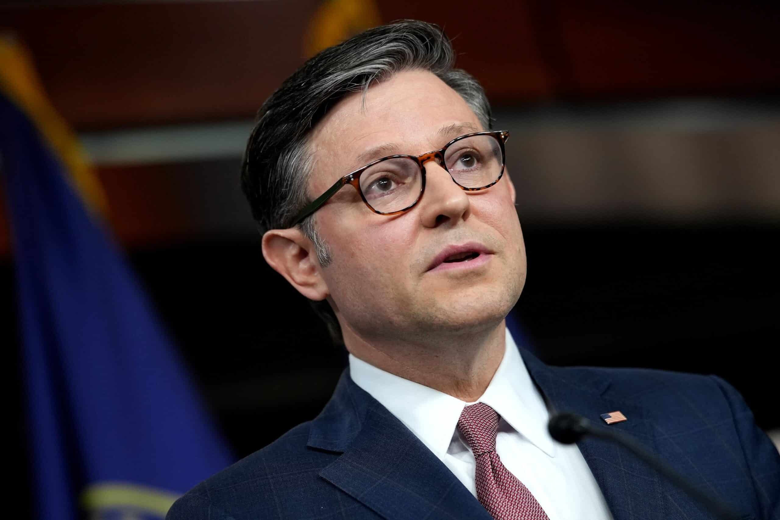 वक्ता जॉनसन ट्रम्प-मस्क क्रॉसफ़ायर से मेगाबिल के भाग्य की रक्षा करने की कोशिश करता है