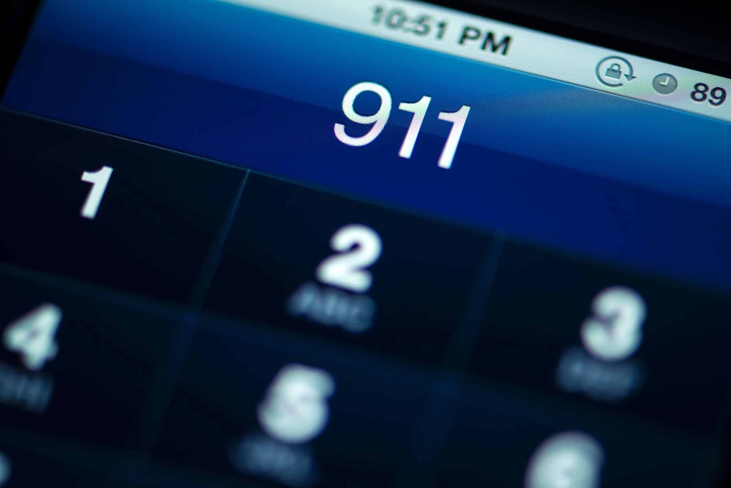 फोटो: 911 को एक अनिच्छुक स्टॉक फोटो में स्मार्ट फोन की स्क्रीन पर प्रदर्शित किया जाता है।