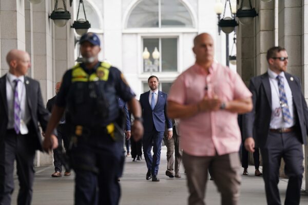 प्रदर्शनकारी हेकल वेंस, हेगसेथ, मिलर के रूप में वे डीसी नेशनल गार्ड के साथ फोटो सेशन प्राप्त करते हैं