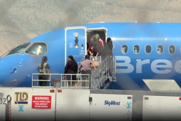 ब्रीज़ एयरवेज फ्लाइट डायवर्ट्स अनियंत्रित यात्री के बाद दो बार ब्रेक से मुक्त हो गए: पुलिस