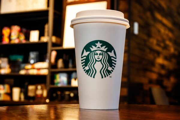 Starbucks 900 श्रमिकों को बिछाने के लिए, उत्तरी अमेरिका में करीबी स्टोर