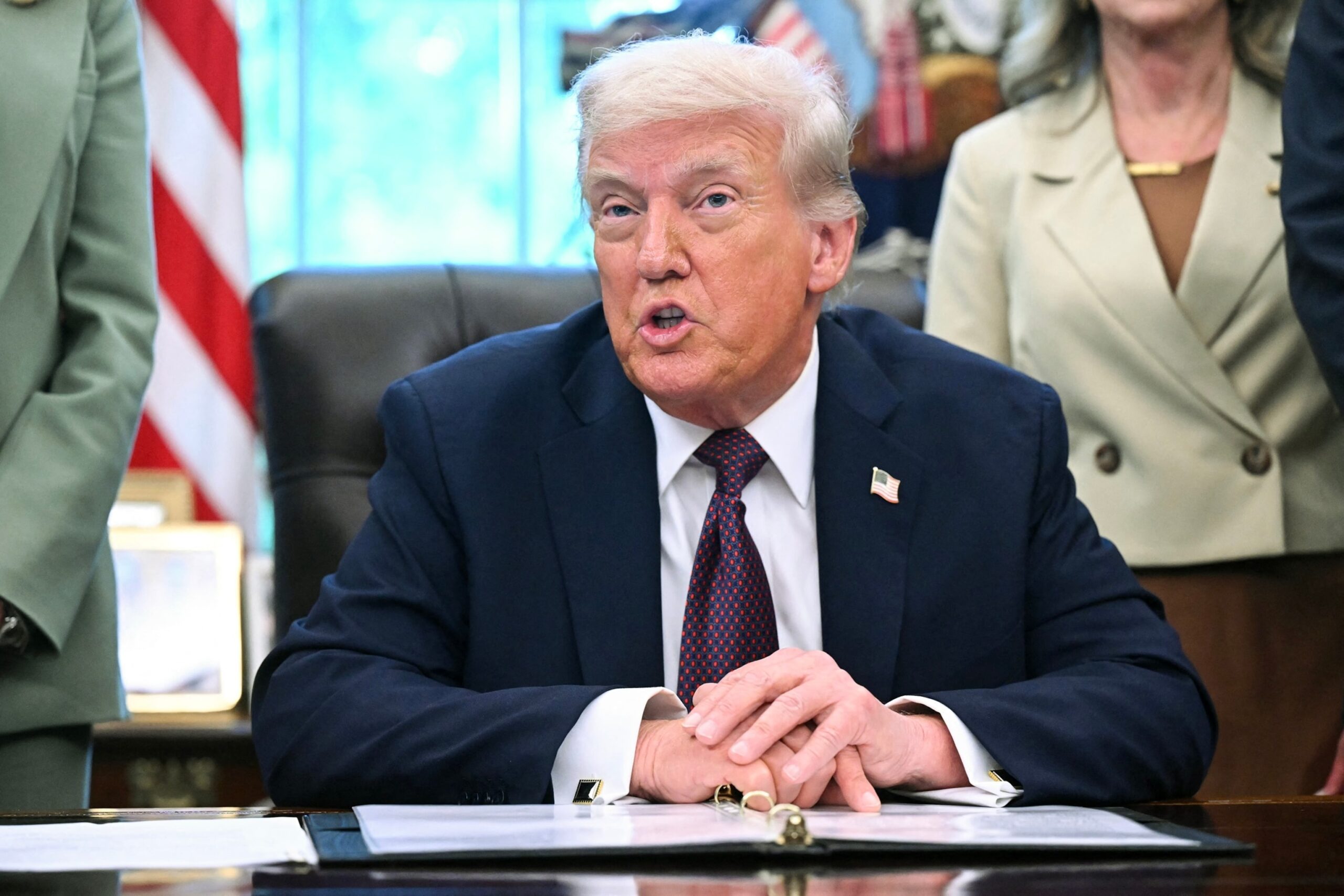 ट्रम्प ने न्यूयॉर्क टाइम्स, पेंगुइन रैंडम हाउस के खिलाफ $ 15 बिलियन मानहानि का मुकदमा दायर किया