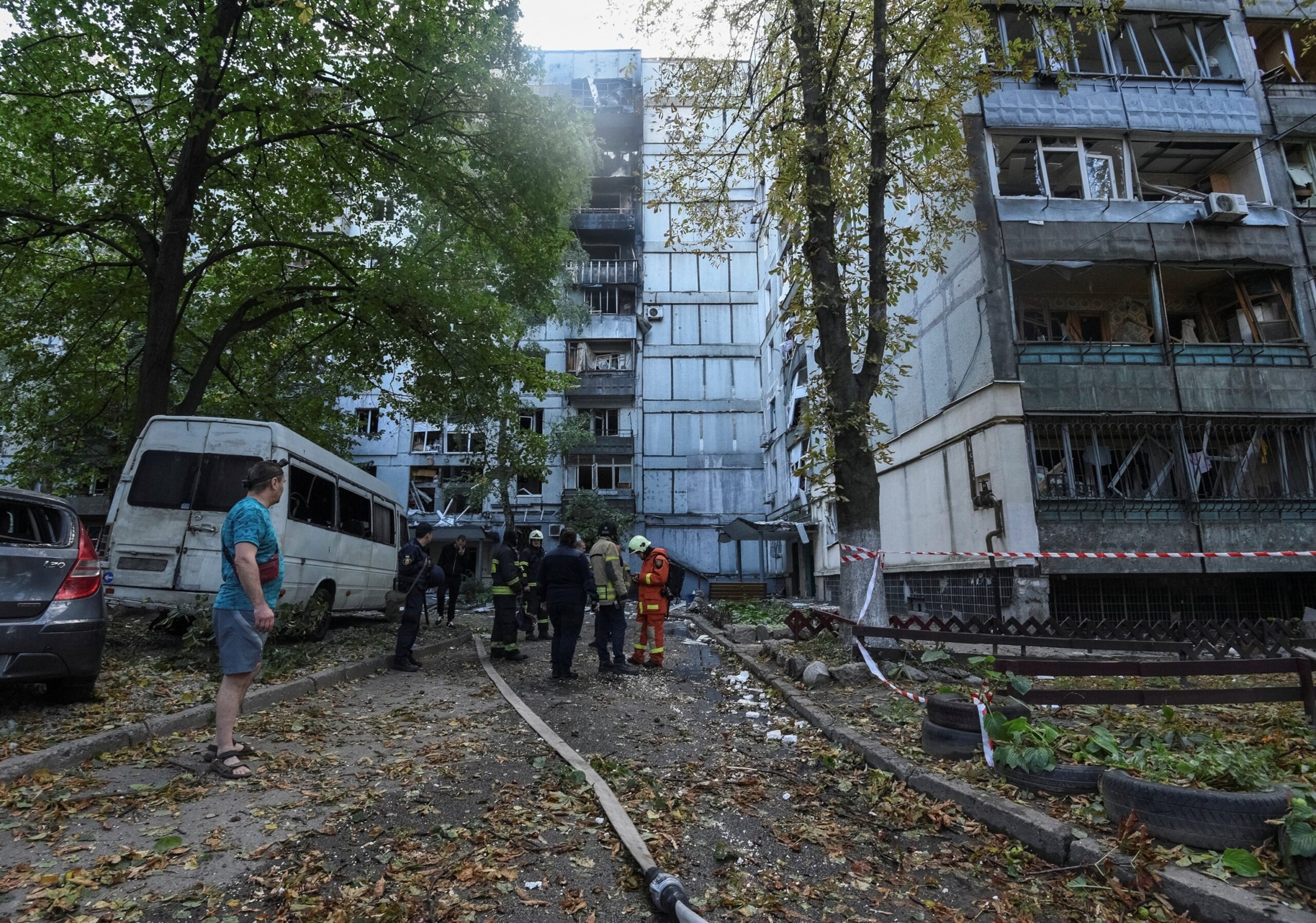 फोटो: DNIPRO में एक रूसी मिसाइल हमले के बाद