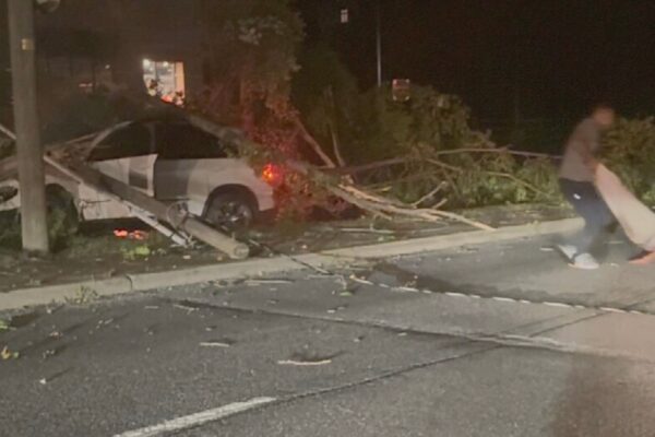 सेना के फुटबॉल खिलाड़ी लैरी पिकेट जूनियर और डैड ने आग की लपटों में विस्फोट होने से पहले कार से आदमी को खींच लिया