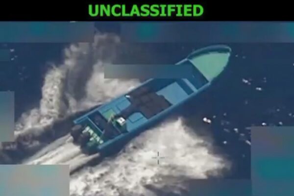 फोटो: युद्ध सचिव पीट हेगसेथ ने घोषणा की कि युद्ध विभाग ने 21 अक्टूबर, 2022 को एक नामित आतंकवादी संगठन द्वारा संचालित और पूर्वी प्रशांत क्षेत्र में नार्को-तस्करी का संचालन करने वाले एक जहाज पर घातक हमला किया।